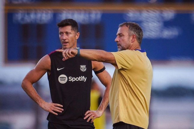 Striker Robert Lewandowski (kiri) dan pelatih Hansi Flick di latihan pramusim Barcelona (c) Instagram/fcbarcelona